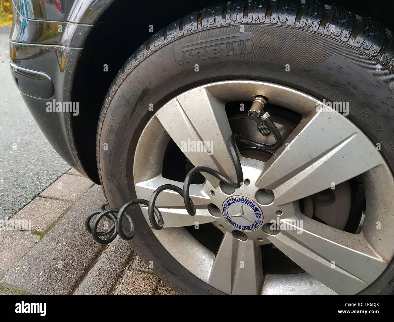 Controllare la pressione di gonfiaggio dei pneumatici, Germania Foto Stock