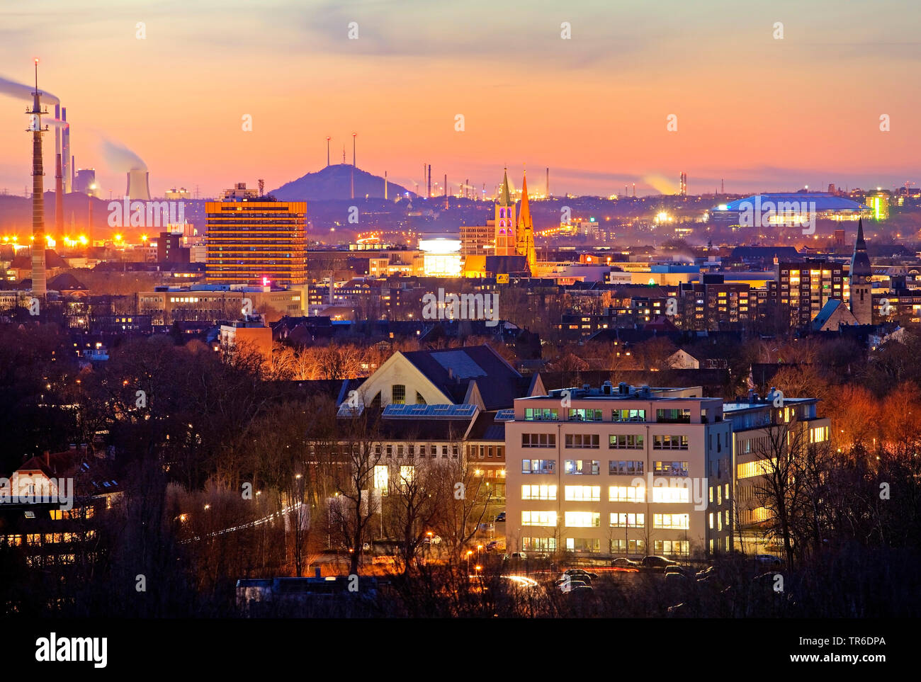 Vista di Gelsenkrichen di sera, in Germania, in Renania settentrionale-Vestfalia, la zona della Ruhr, Gelsenkirchen Foto Stock