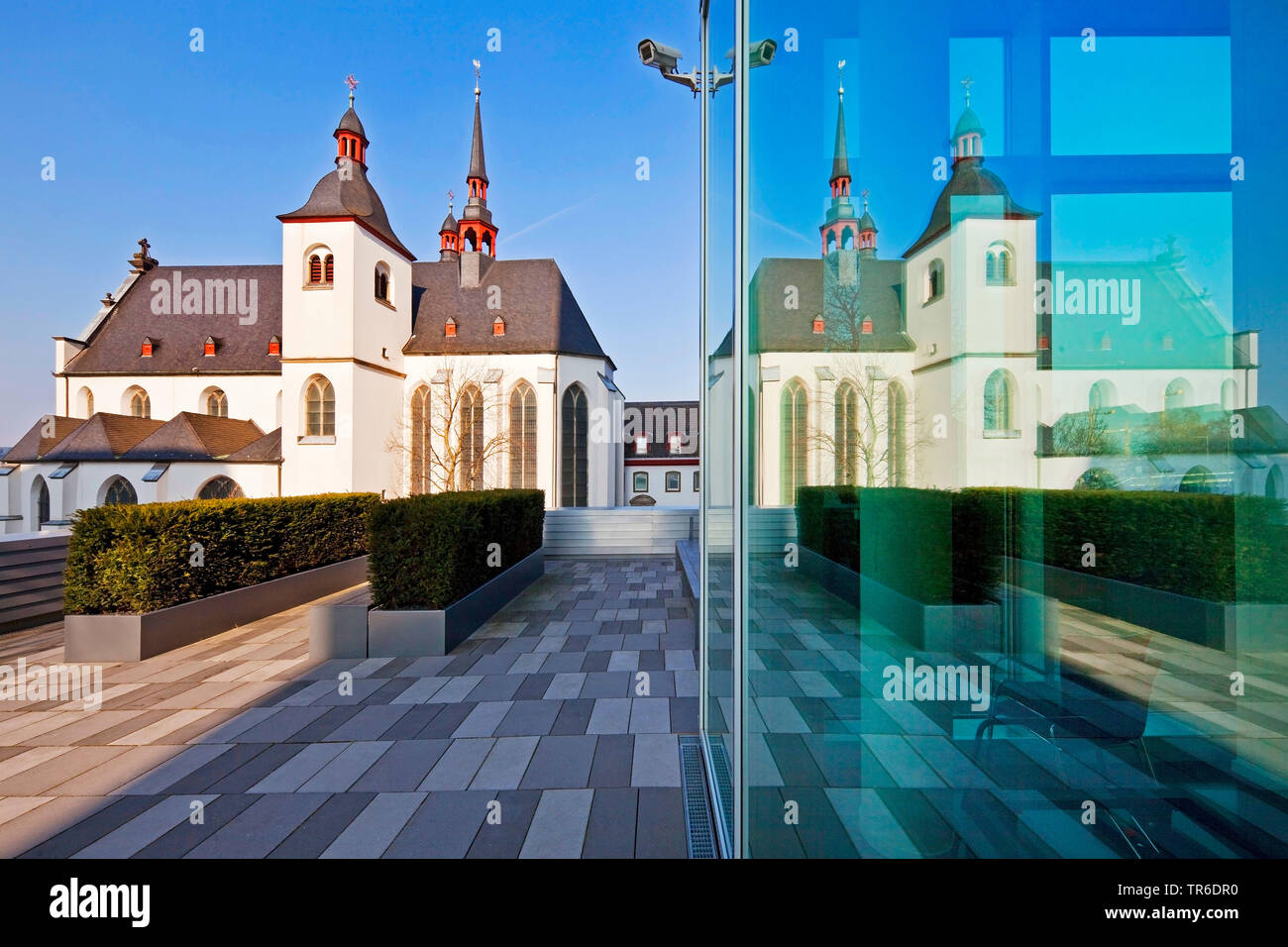 Chiesa di Alt St. Heribert riflettendo in Lanxess AG Headquarter, in Germania, in Renania settentrionale-Vestfalia, Colonia Foto Stock