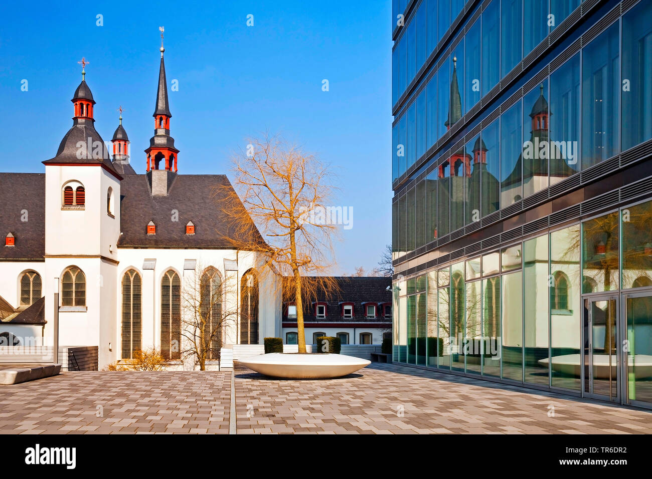 Chiesa di Alt St. Heribert riflettendo in Lanxess AG Headquarter, in Germania, in Renania settentrionale-Vestfalia, Colonia Foto Stock