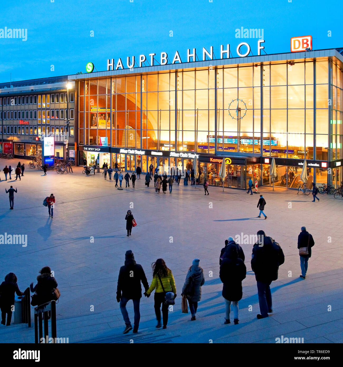 Piazza della stazione nella luce della sera, in Germania, nella Renania settentrionale-Vestfalia e nella Renania, Colonia Foto Stock