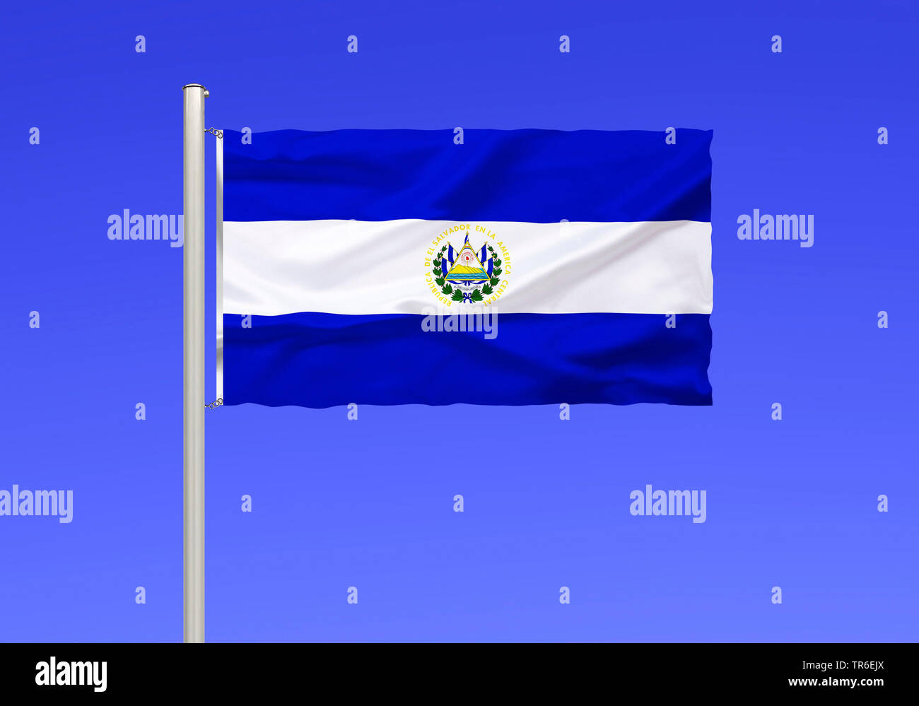 Bandiera di El Salvador contro il cielo blu, El Salvador Foto Stock