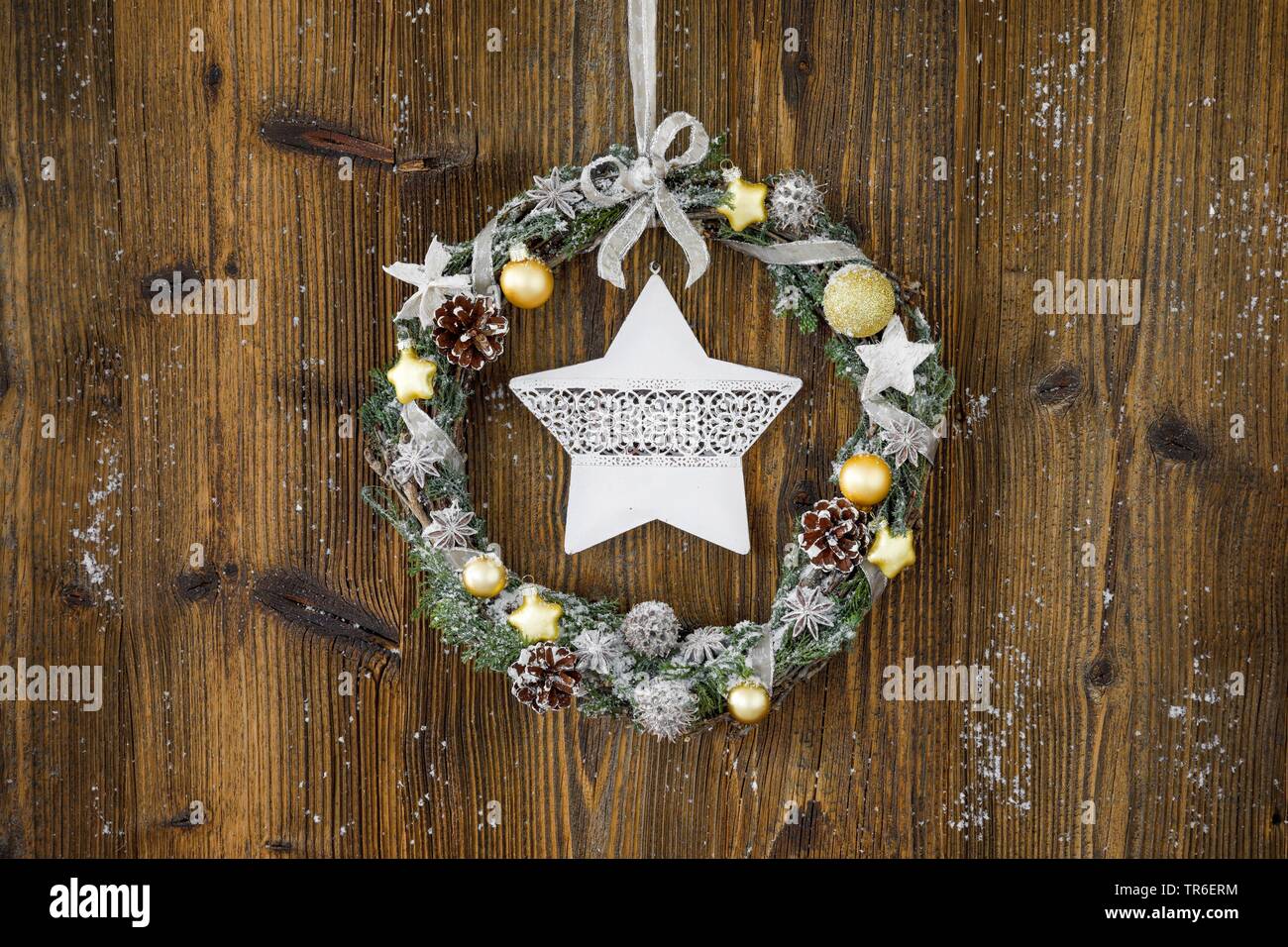 Con la corona di Avvento in corrispondenza di una porta di legno, Svizzera Foto Stock
