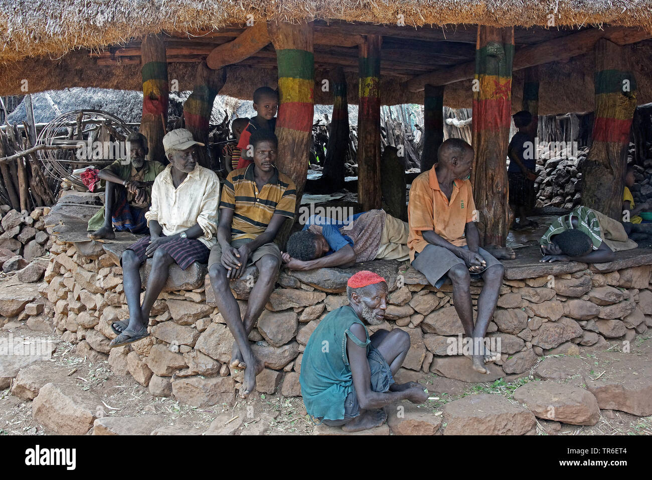 Gli uomini in villaggio Konzo, Etiopia Foto Stock