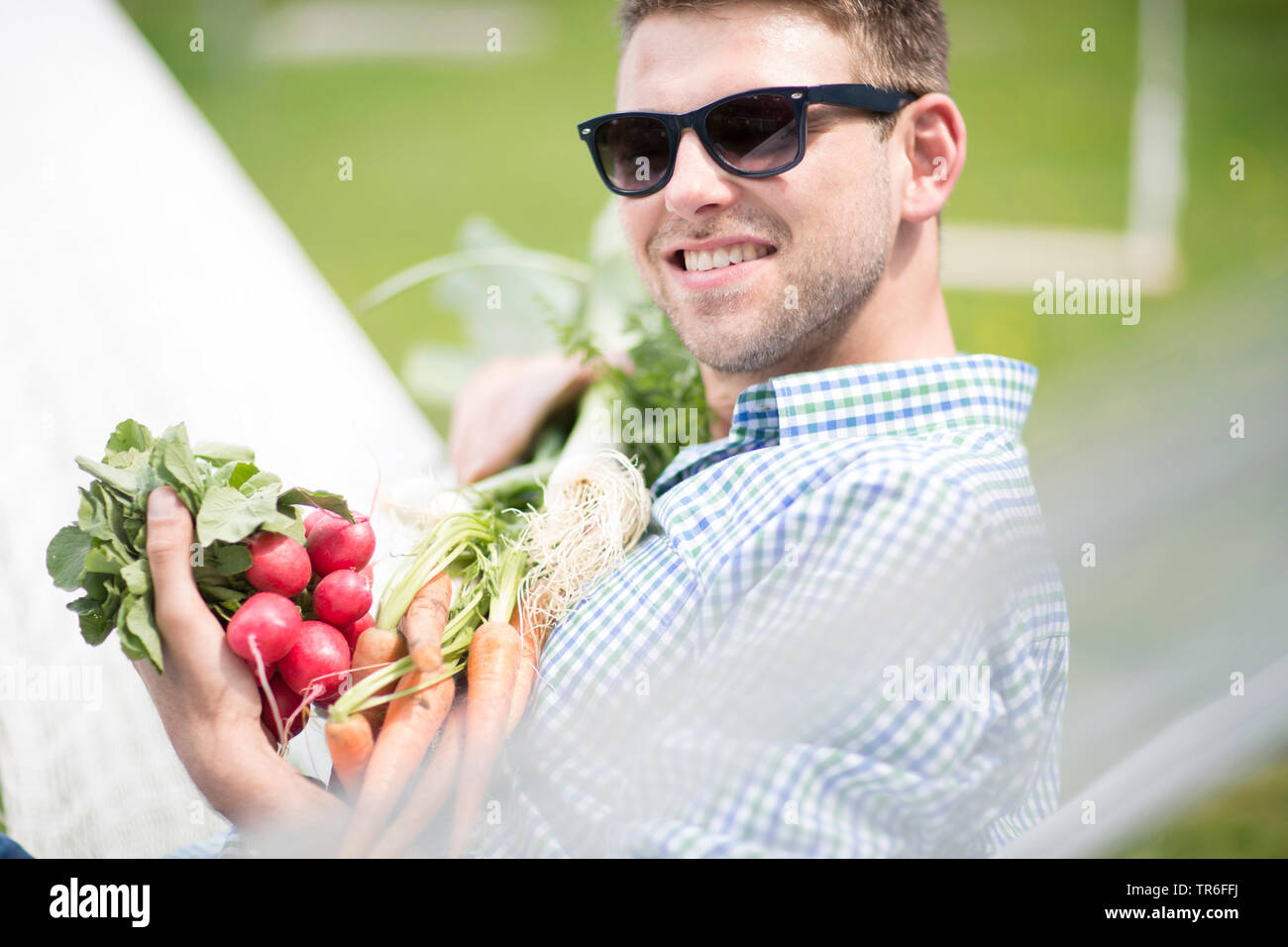 Uomo con verdure fresche dal giardino, Germania Foto Stock