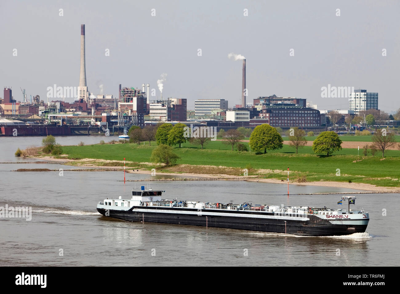 Navigazione sul fiume Reno e Chempark in Uerdingen, in Germania, in Renania settentrionale-Vestfalia, Krefeld Foto Stock