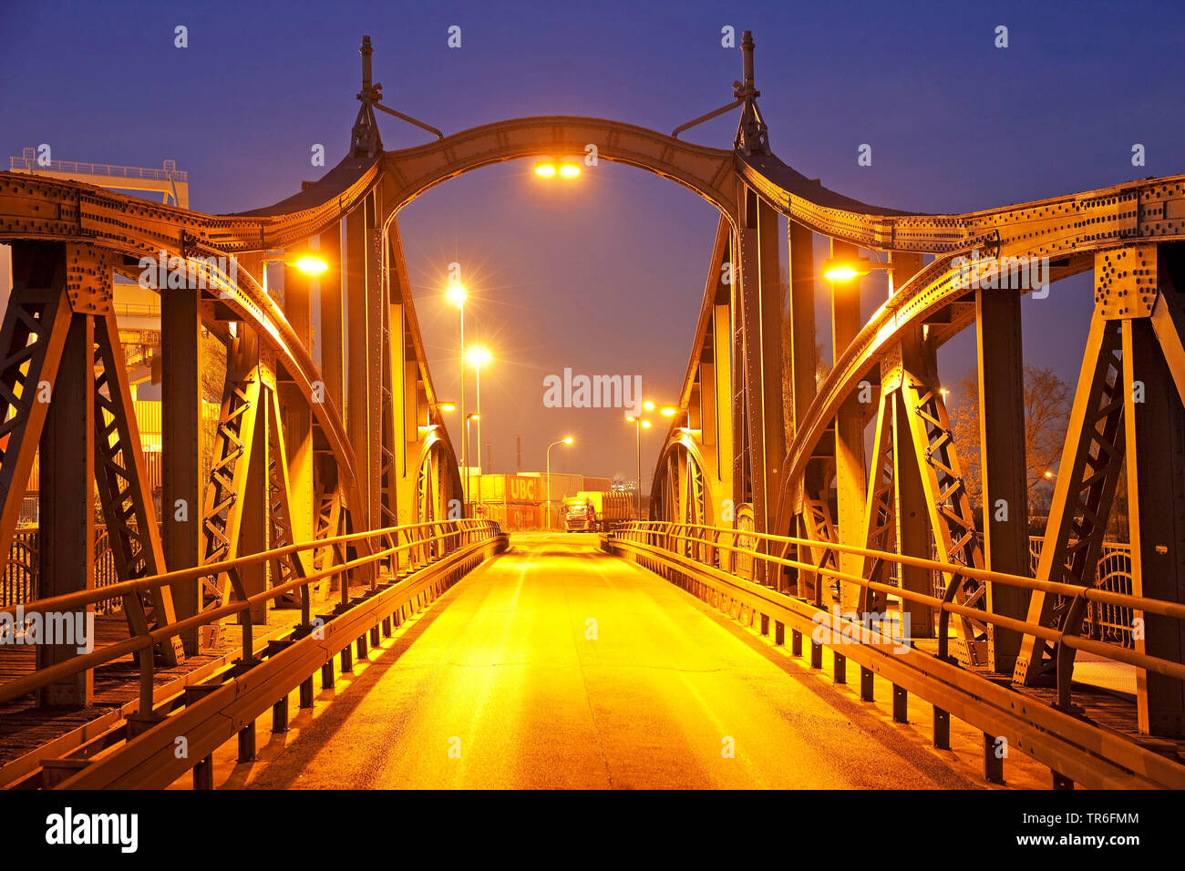 Storico ponte di oscillazione in serata, porto sul Reno, in Germania, in Renania settentrionale-Vestfalia, Basso Reno, Krefeld Foto Stock