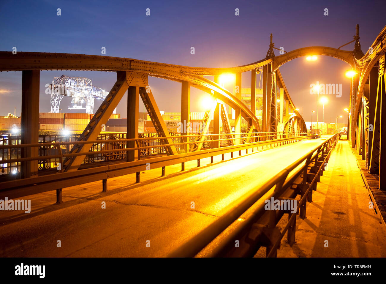 Storico ponte di oscillazione in serata, porto sul Reno, in Germania, in Renania settentrionale-Vestfalia, Basso Reno, Krefeld Foto Stock
