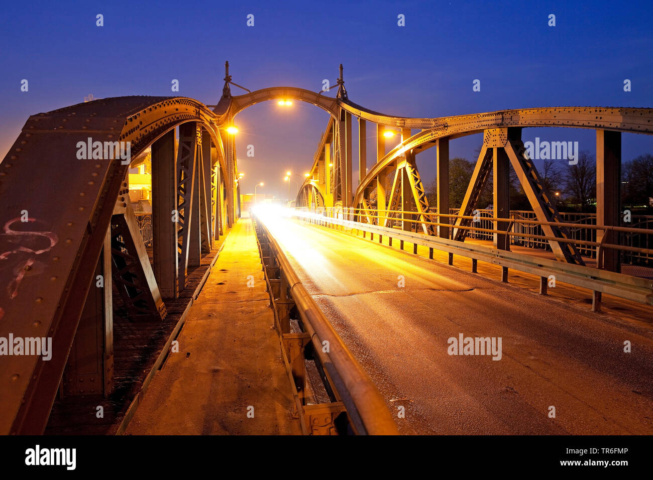 Storico ponte di oscillazione in serata, porto sul Reno, in Germania, in Renania settentrionale-Vestfalia, Basso Reno, Krefeld Foto Stock