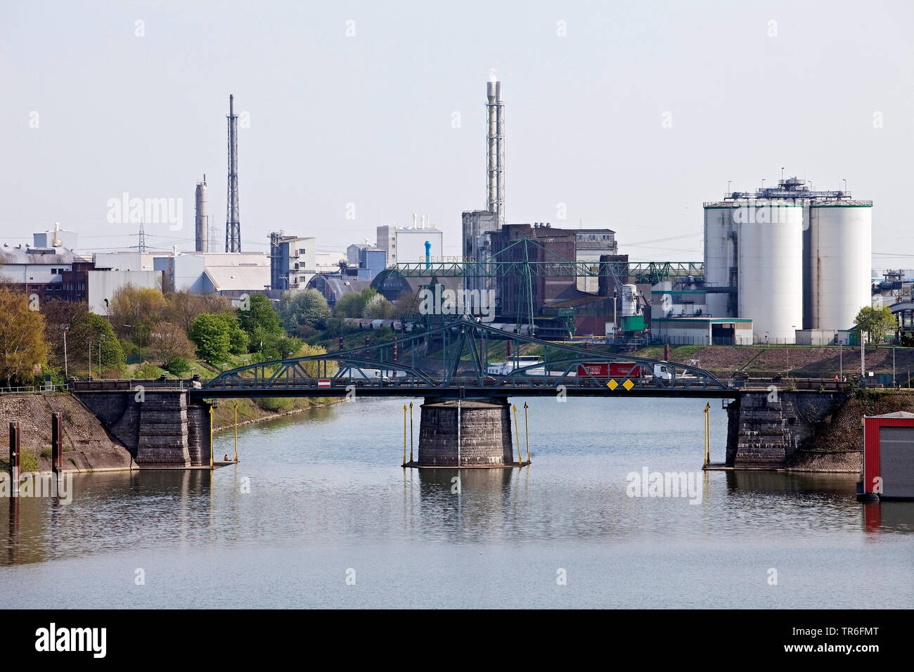 Porto sul Reno Krefeld con impianti industriali e ponte girevole, in Germania, in Renania settentrionale-Vestfalia, Krefeld Foto Stock