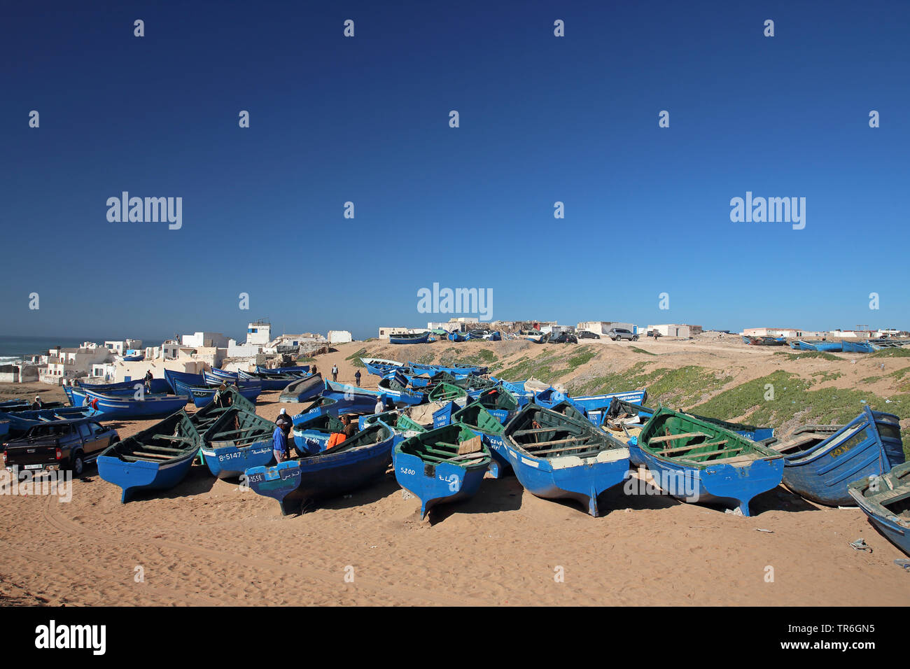 Barche di pescatori sulla spiaggia di Tifnite, Marocco, Souss Massa Parco Nazionale Foto Stock