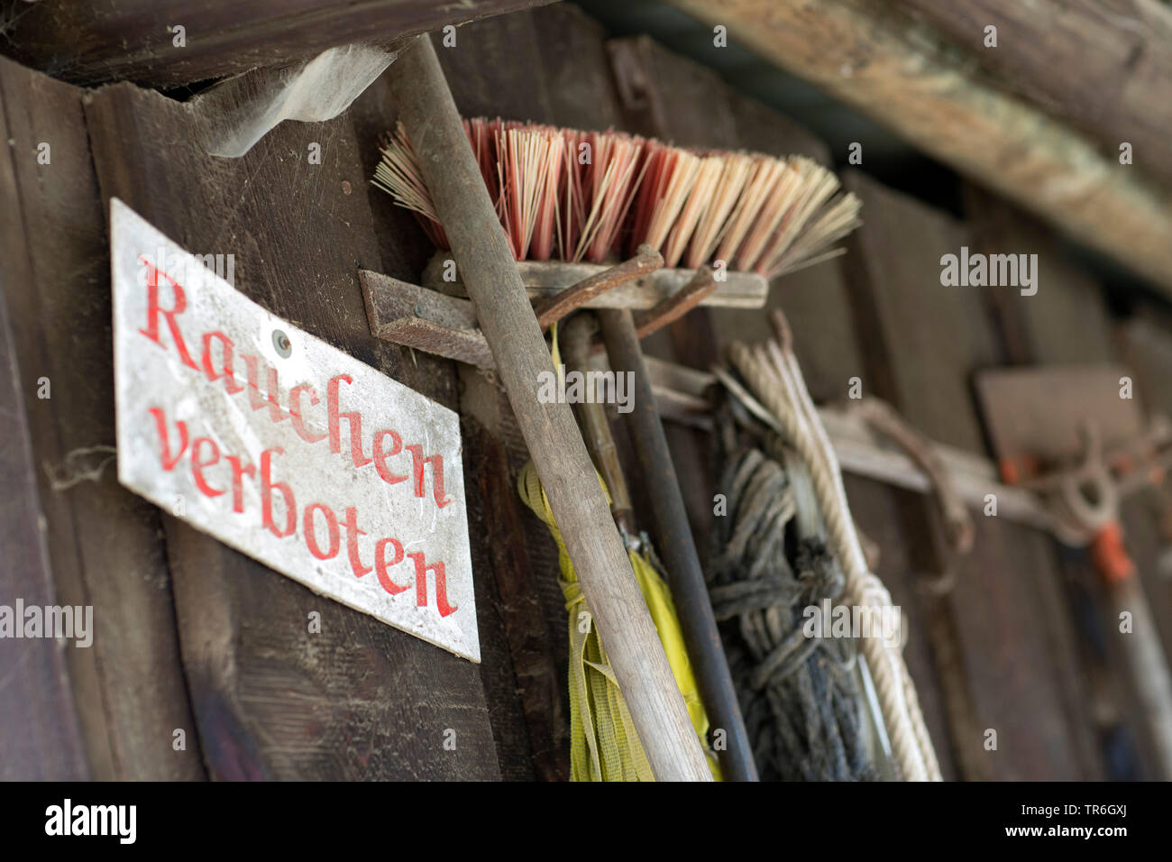 Non fumare segno accanto al titolare del dispositivo in una stalla, Germania Foto Stock