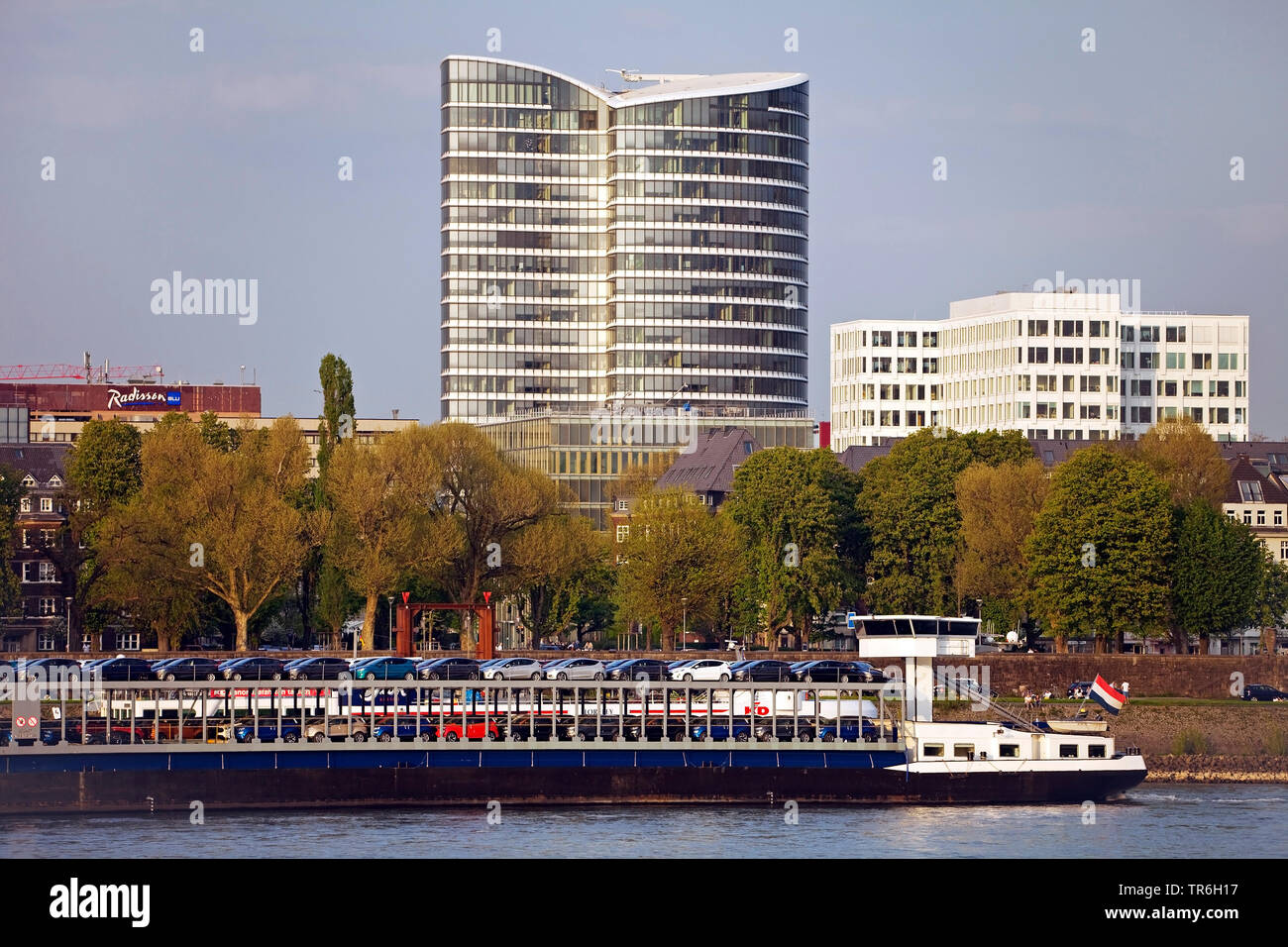 Nave da carico sul fiume Reno di fronte all ufficio torre Sky Office, in Germania, in Renania settentrionale-Vestfalia, Basso Reno, Duesseldorf Foto Stock