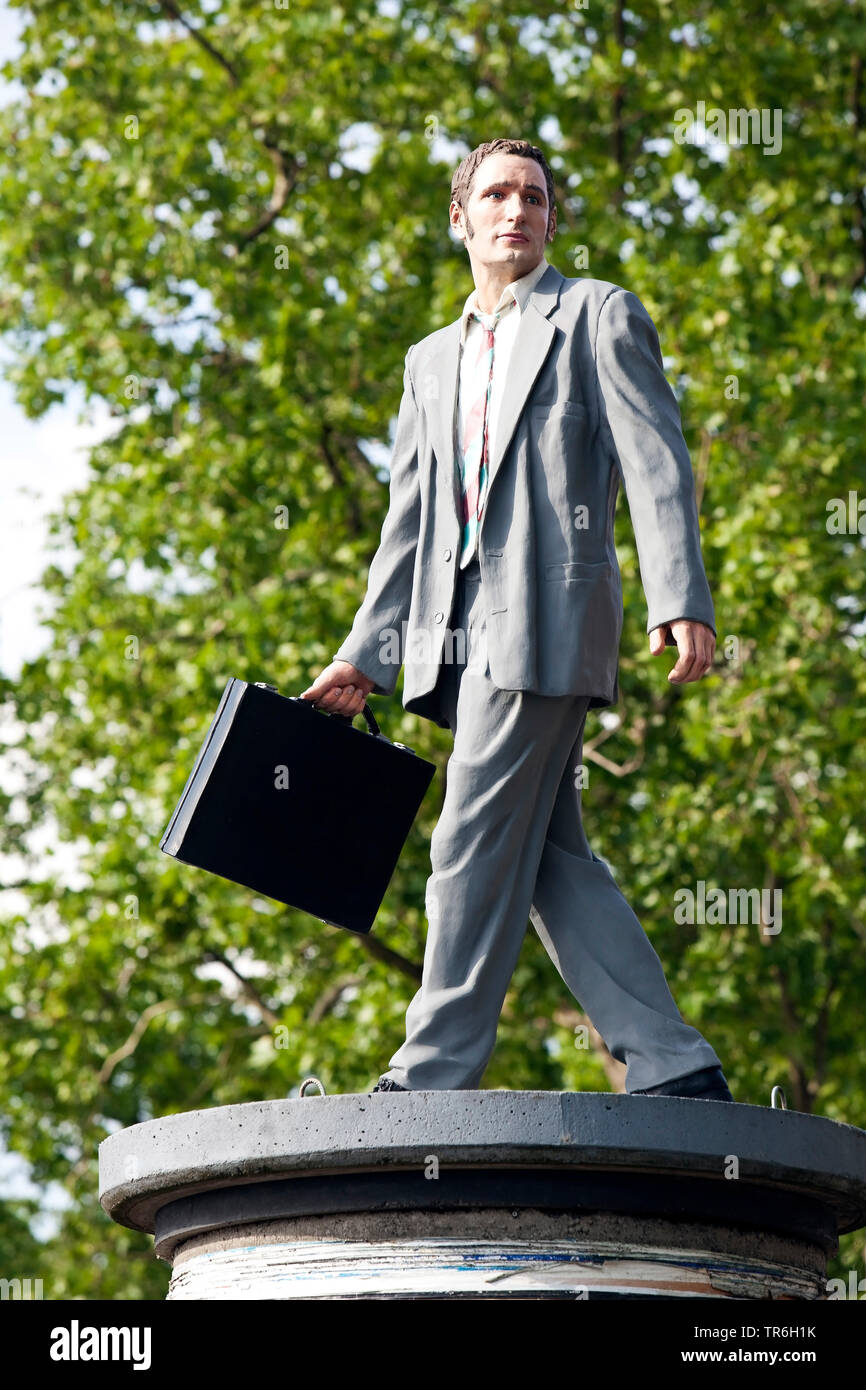 Imprenditore stylite sulla parte superiore di una colonna di pubblicità, in Germania, in Renania settentrionale-Vestfalia, Duesseldorf Foto Stock