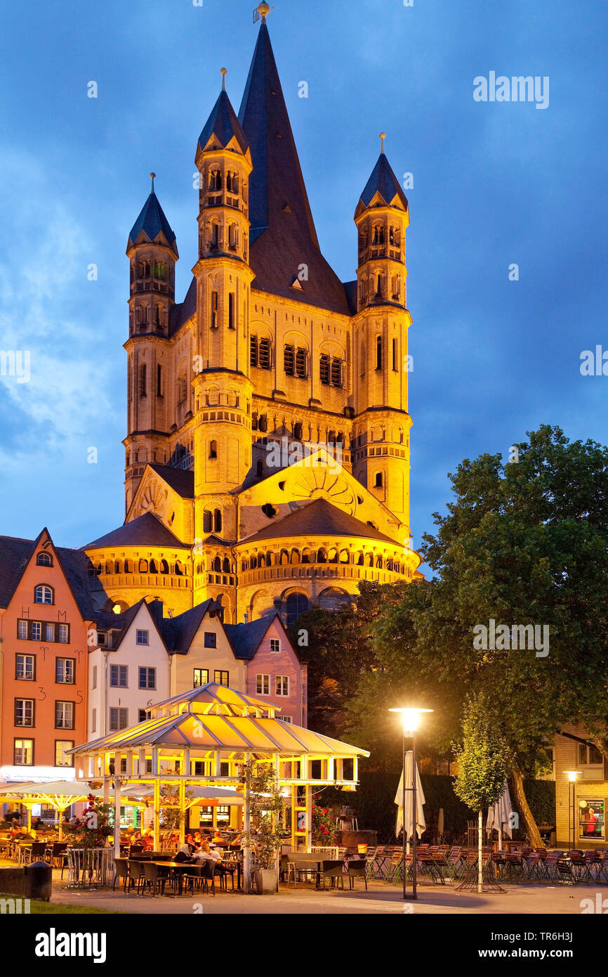 Grande chiesa di S. Martino e il mercato del pesce di sera, in Germania, in Renania settentrionale-Vestfalia, Colonia Foto Stock