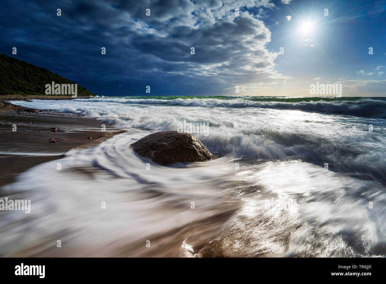 Le onde che si infrangono sul Mar Baltico nella luce della sera, Germania, Meclemburgo-Pomerania, Darsser Weststrand Foto Stock