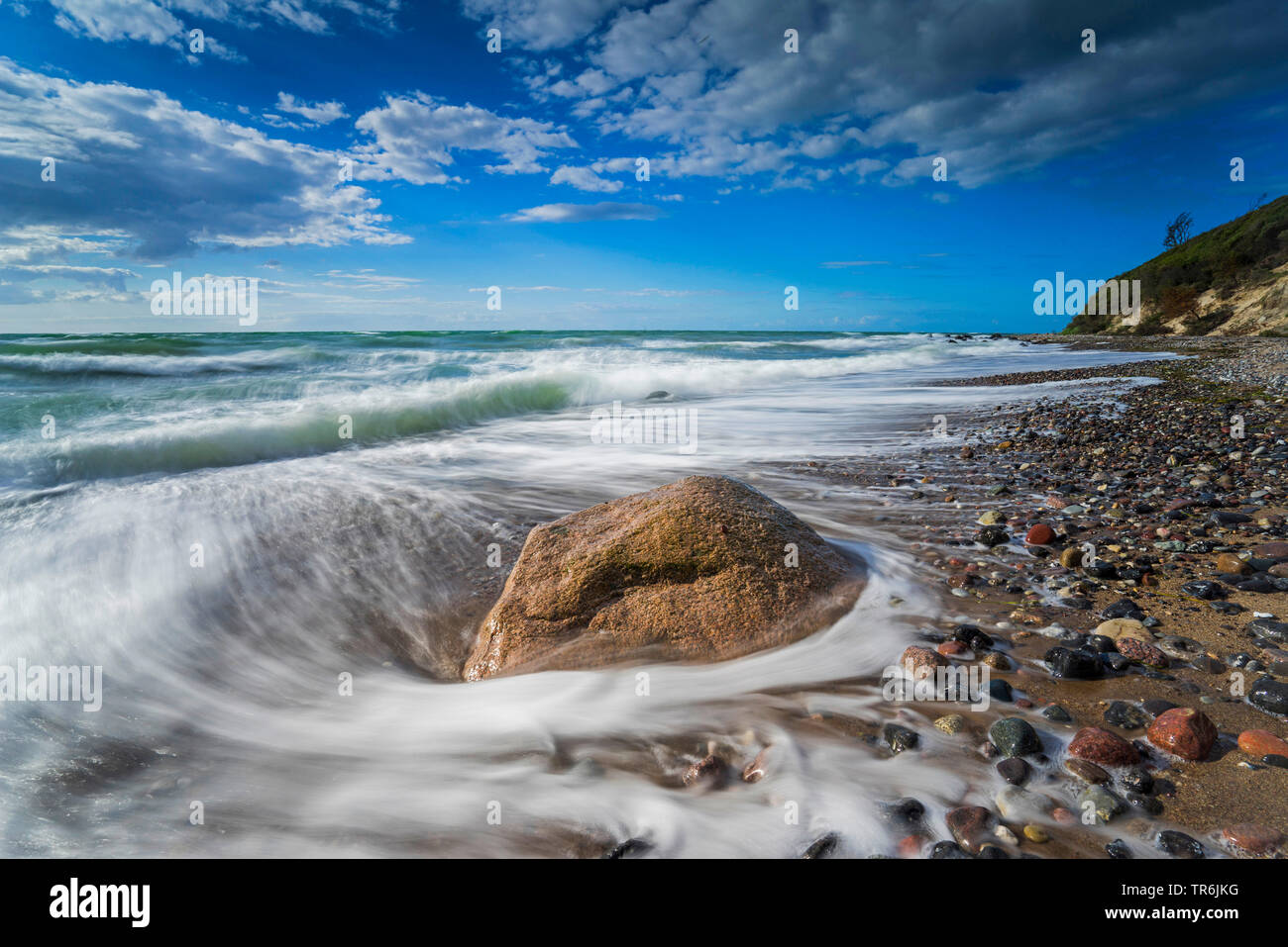 Onde di frenatura sul Mar Baltico con blocchi irregolari, Germania, Meclemburgo-Pomerania, Darsser Weststrand Foto Stock