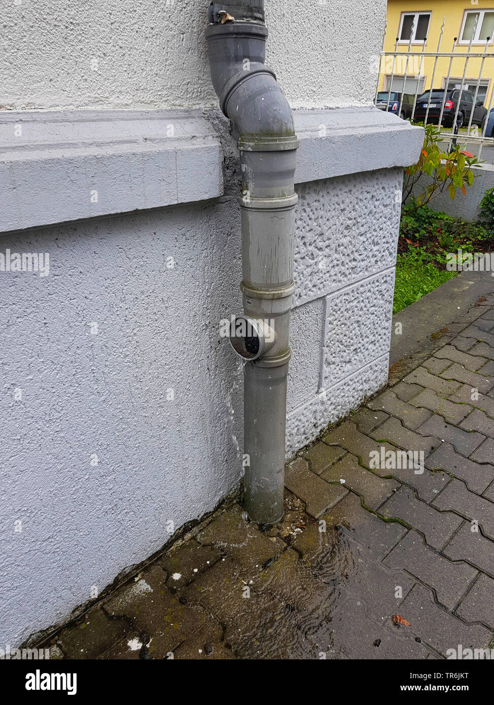 Danneggiato la grondaia in una casa, Germania Foto Stock