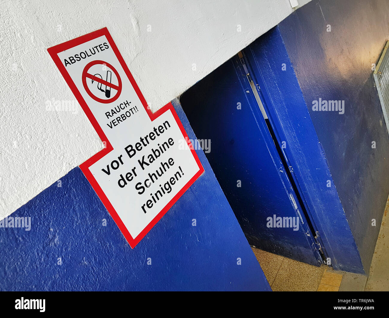 Indicazioni alla porta ad una modifica di camera, non fumatori, pulire le scarpe, Germania Foto Stock