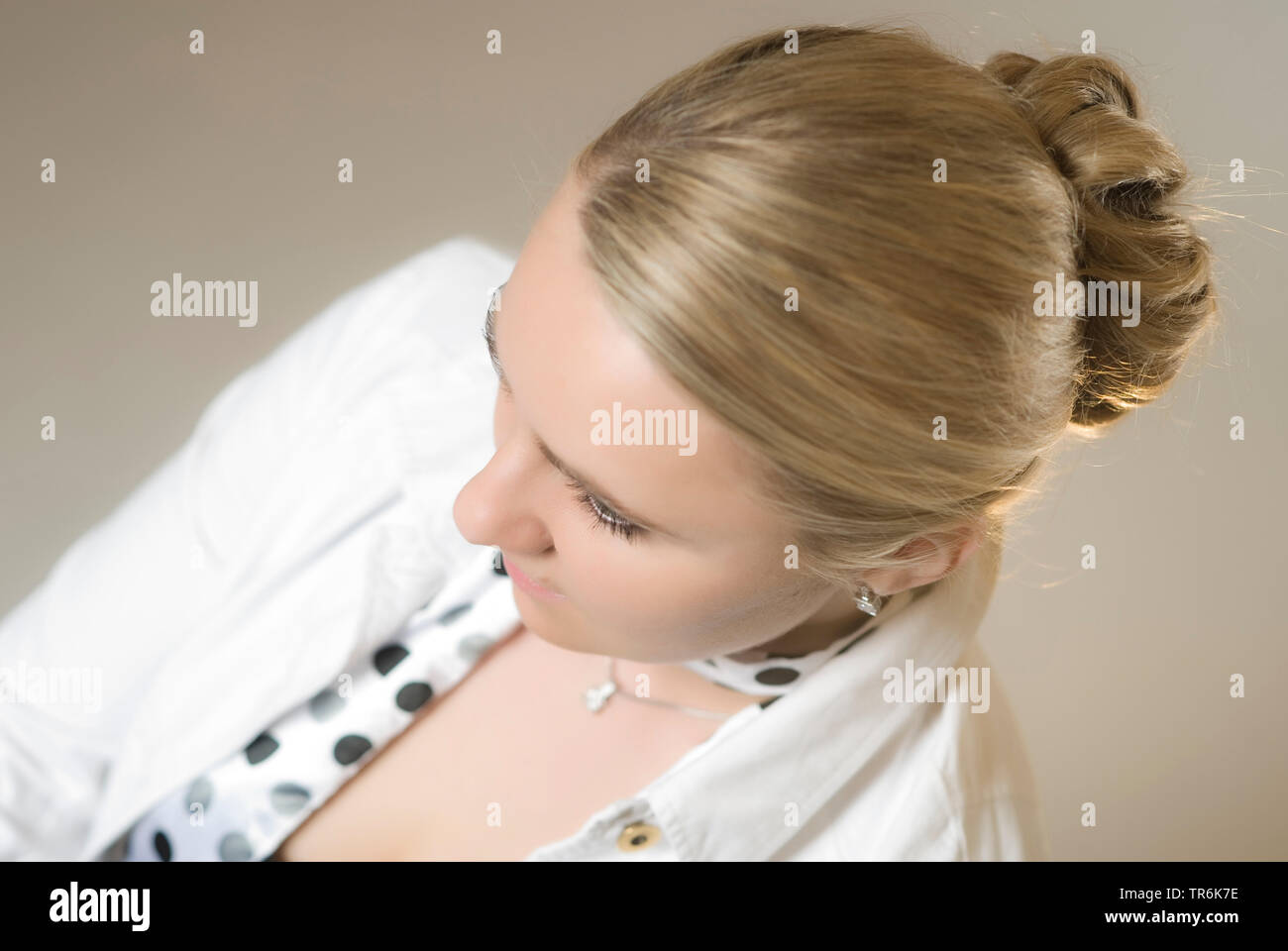 Donna bionda con bun Foto Stock
