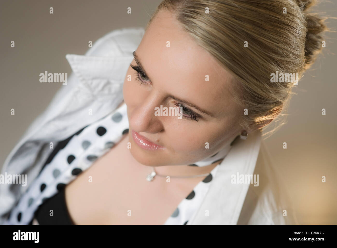 Donna bionda con bun Foto Stock