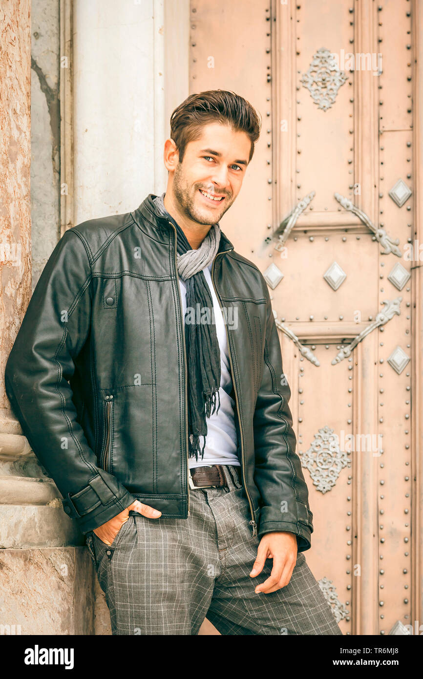 Giovane uomo attraente con la giacca di pelle nella città, Germania Foto  stock - Alamy