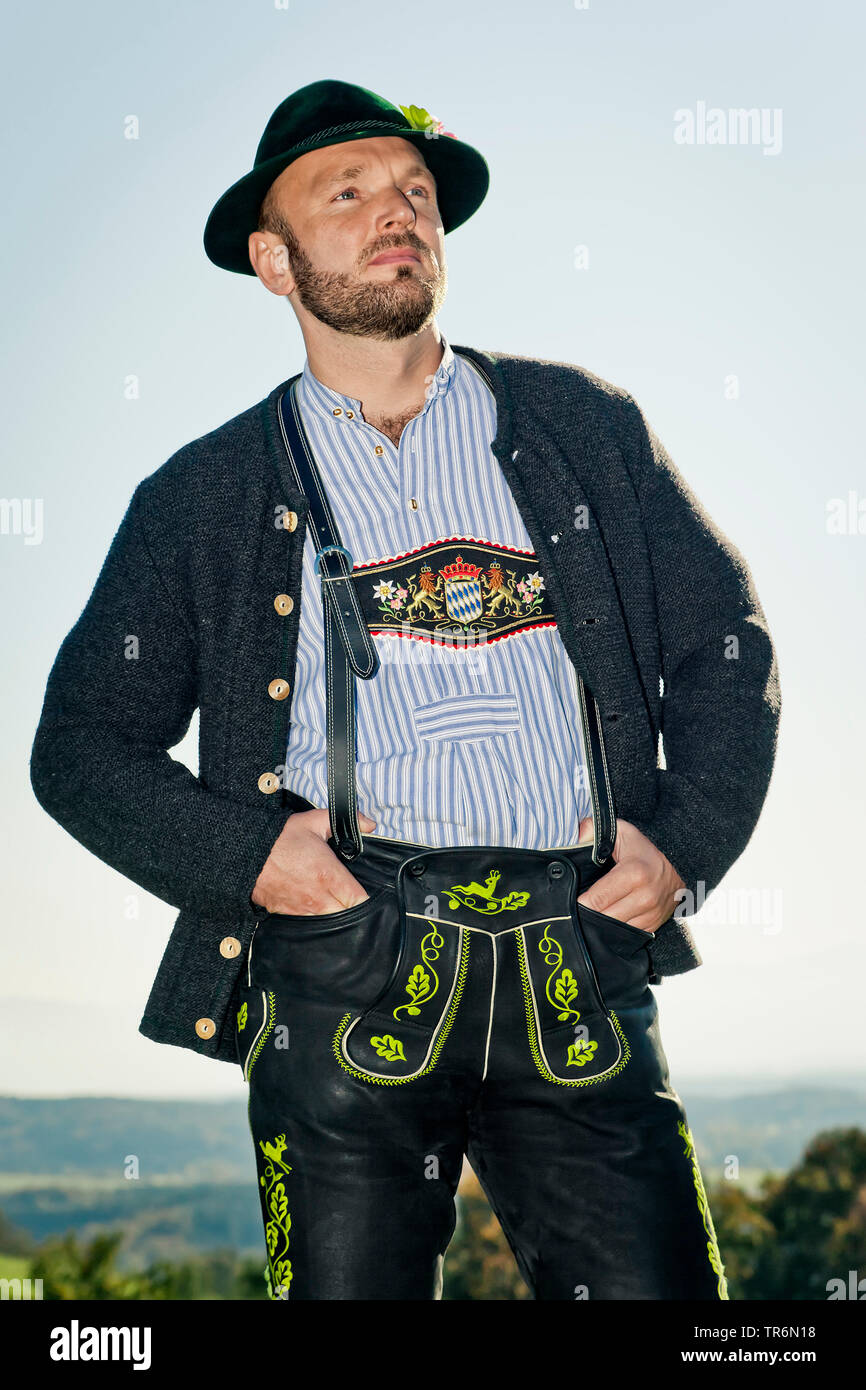 Tradizionale bavarese vestito uomo con cappello tirolese su un pascolo  alpino, in Germania, in Baviera Foto stock - Alamy