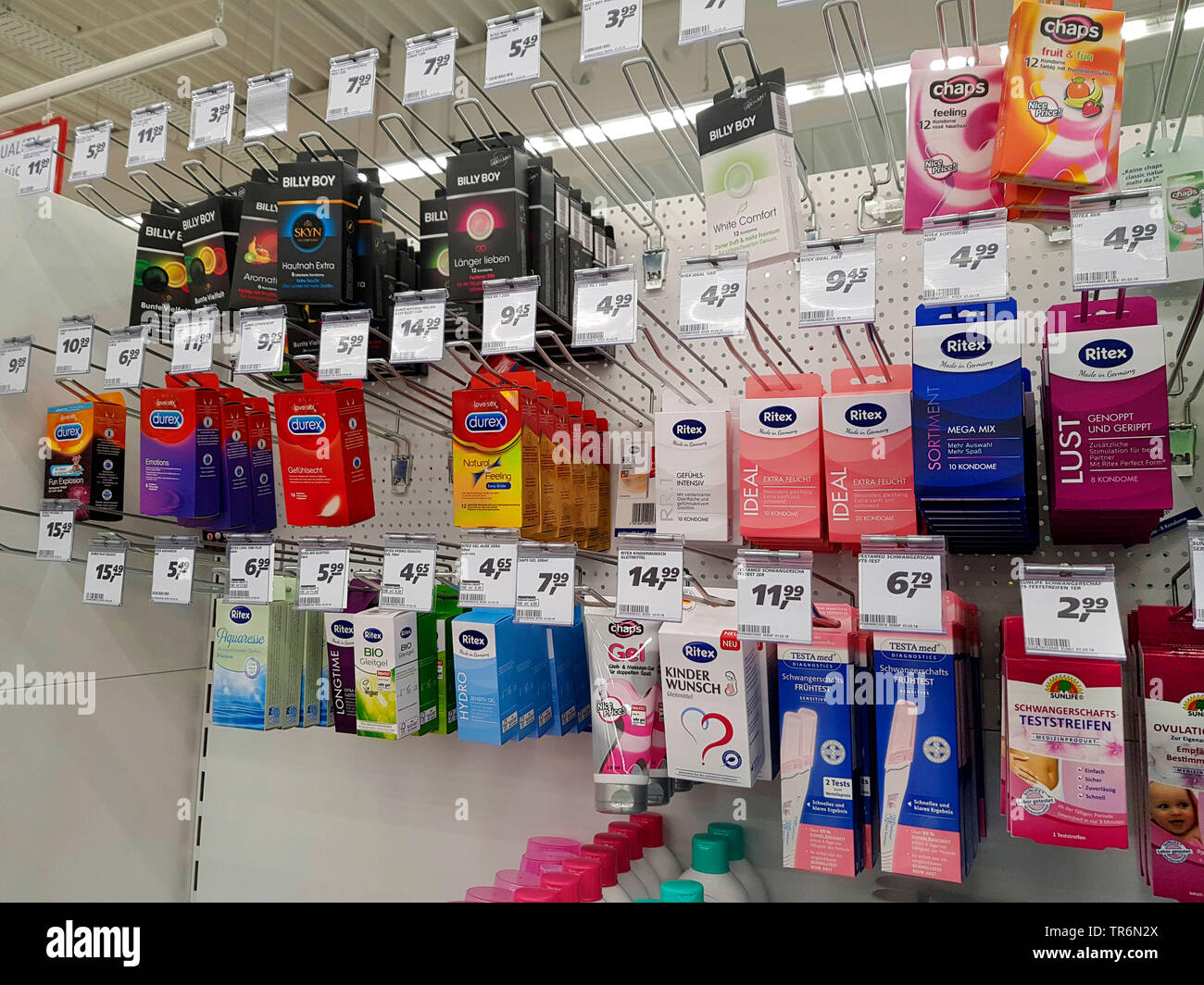 Assortimento di preservativi, glide gel e test di gravidanza in un supermercato, Germania Foto Stock