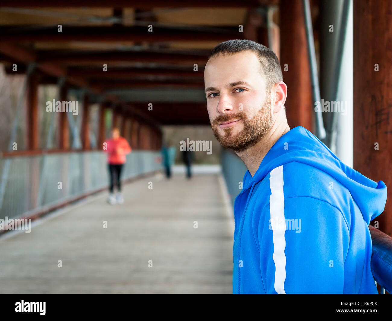 Uomo bello fare sport precoce, Germania Foto Stock