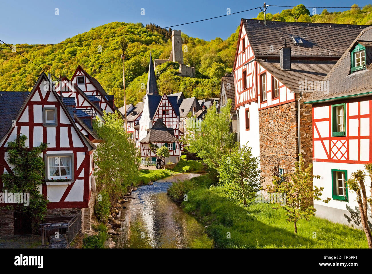 Semi-case con travi di legno a fiume Elz nel centro storico, in Germania, in Renania Palatinato, Eifel, Monreal Foto Stock