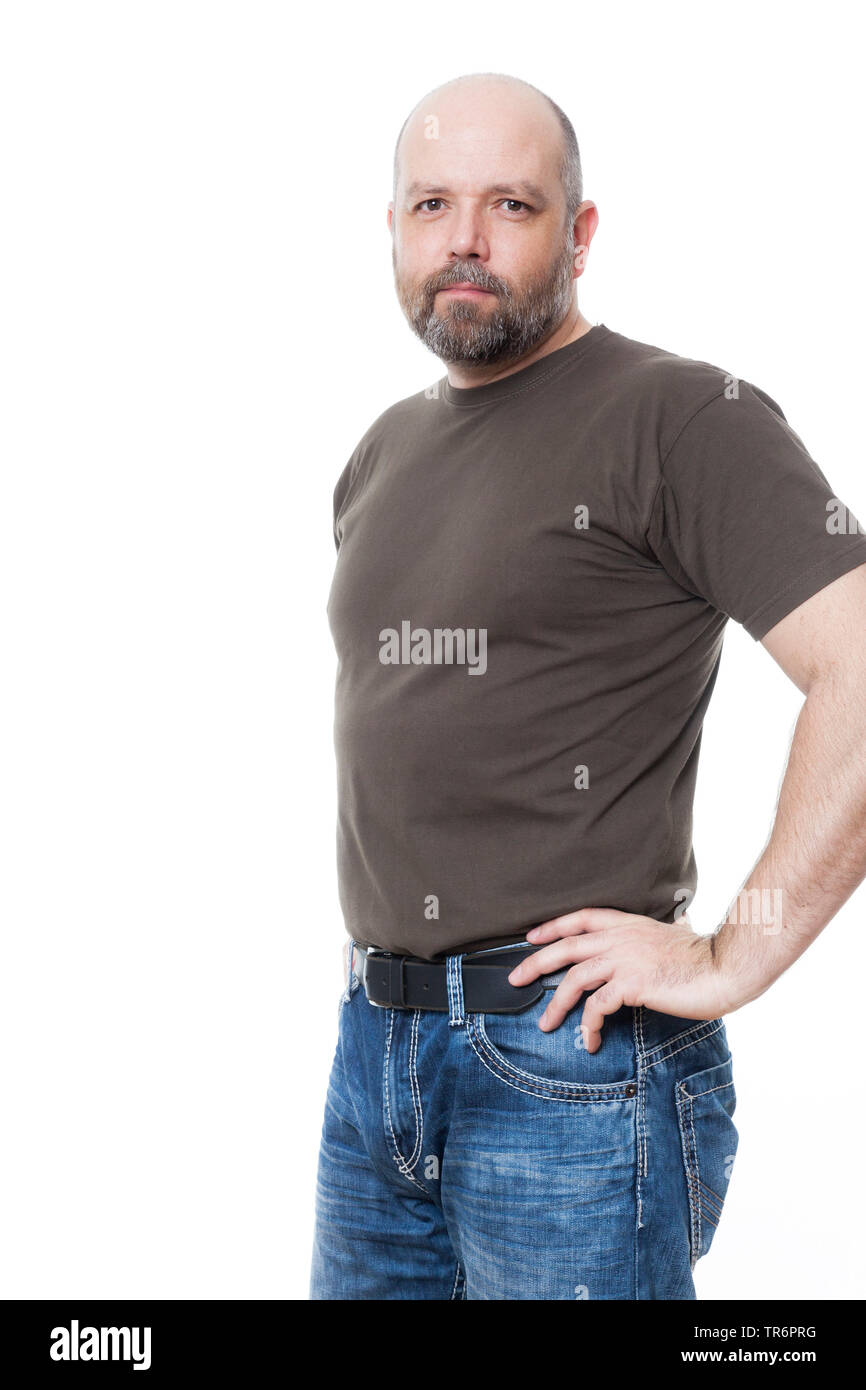 Uomo con la barba e la testa calva tranquillamente in piedi con le mani sui fianchi, Germania Foto Stock