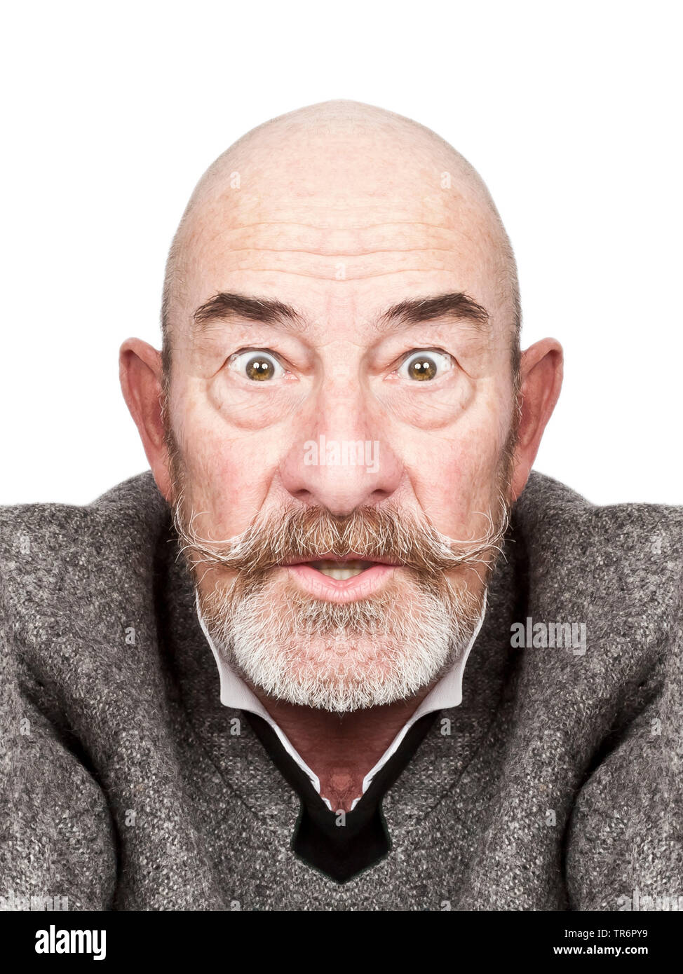 Il vecchio uomo con testa calva e barba grigia essendo wide-eyed, in Germania, in Baviera Foto Stock