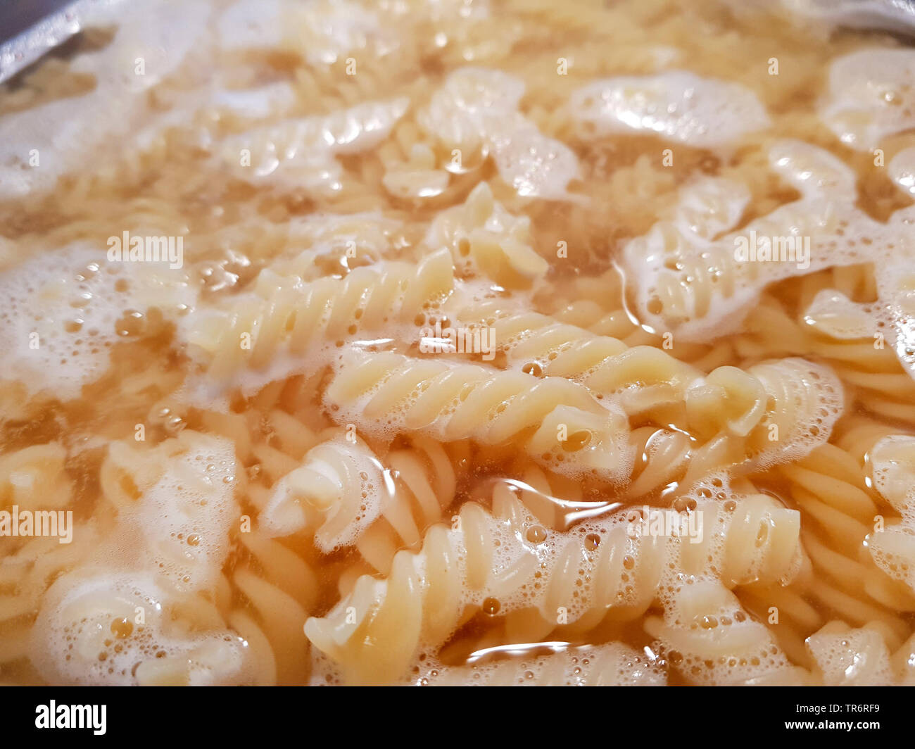 Tagliatelle una cottura in pentola di cottura Foto Stock