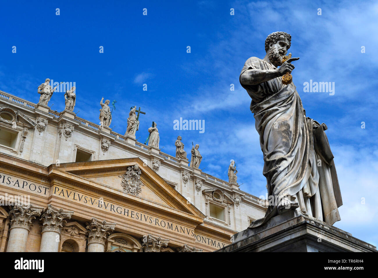 Statua di San Pietro davanti alla Basilica di San Pietro, Italia, Città del Vaticano Foto Stock