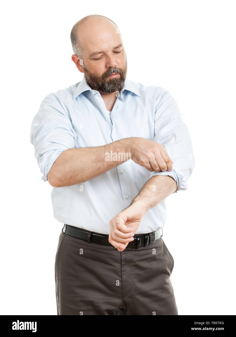 Di mezza età businessmann senza camicia regolando il suo manicotto, Germania Foto Stock