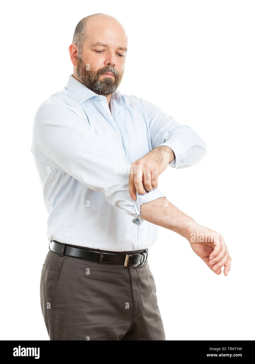Di mezza età businessmann senza camicia regolando il suo manicotto, Germania Foto Stock
