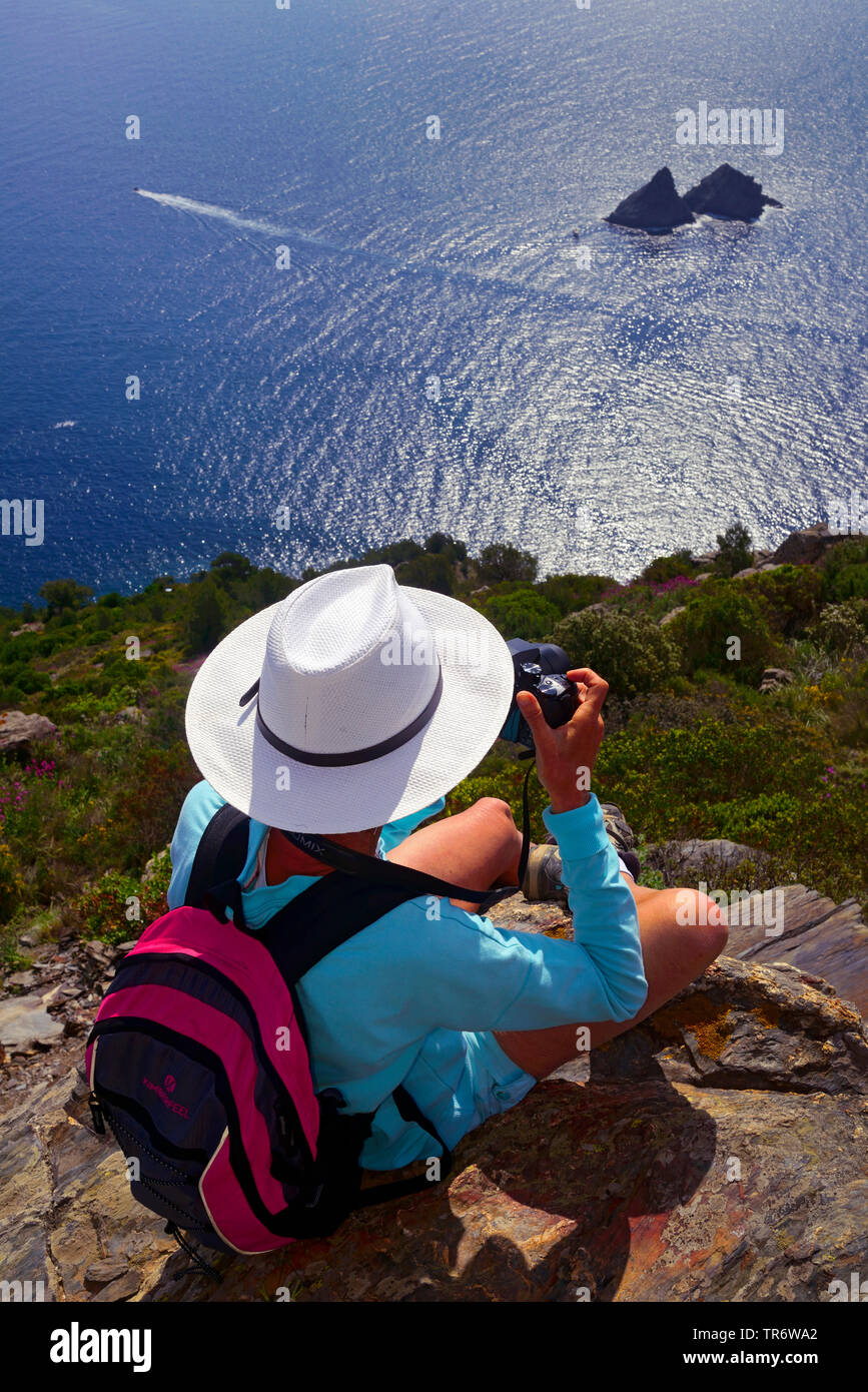 Wanderer godendo la vista al Cap Sicie, Francia, Tolone Foto Stock
