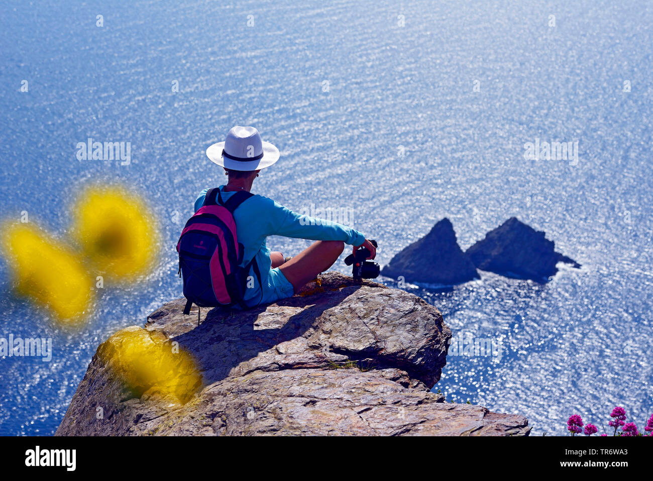 Wanderer godendo la vista al Cap Sicie, Francia, Tolone Foto Stock