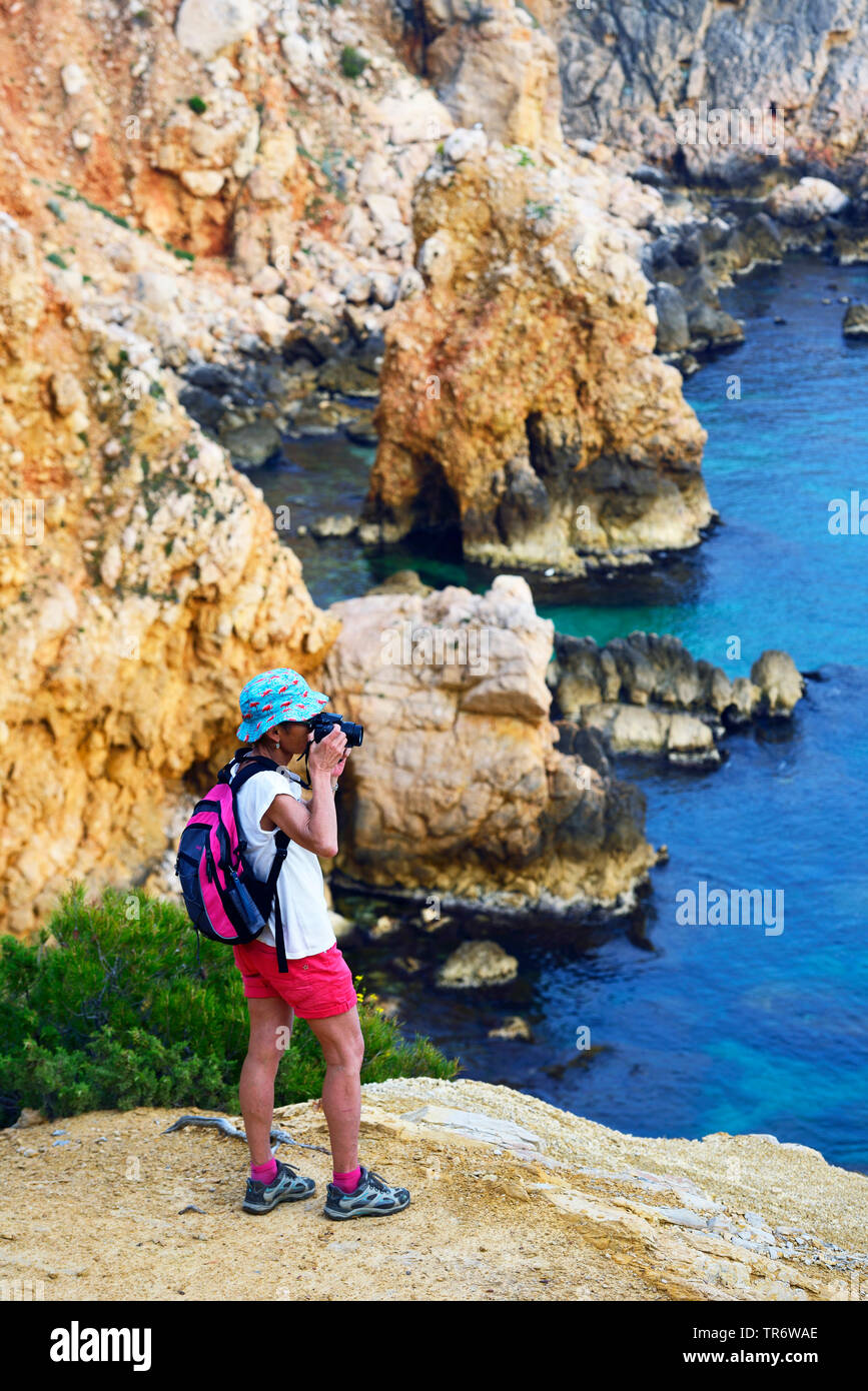 Femmina wanderer godendo la vista, il sentiero lungo la costa rocciosa tra Marsiglia e Tolone, Francia, La Seyne-sur-Mer Foto Stock