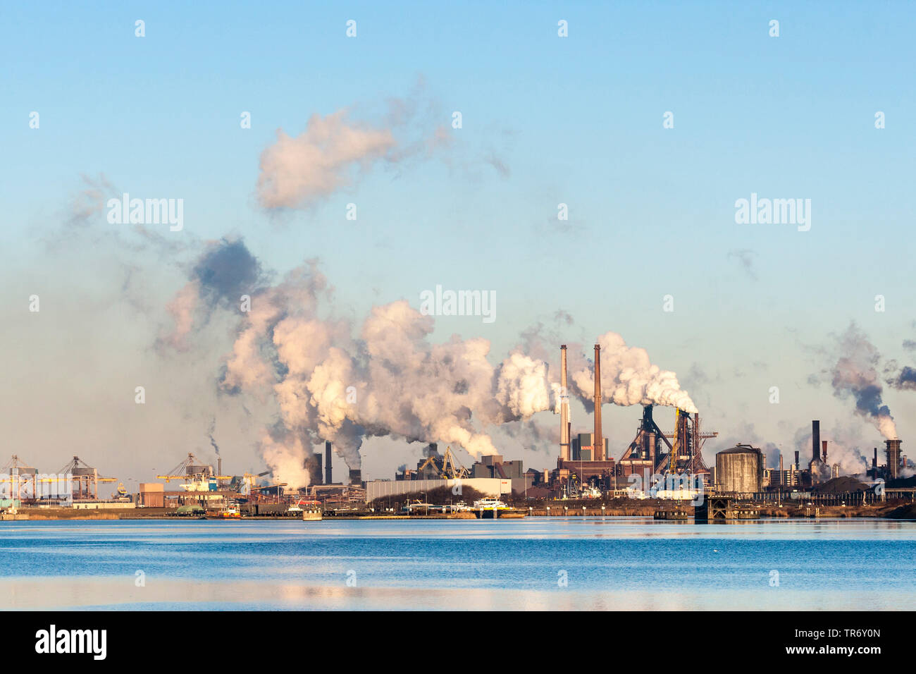 Altoforni con comignoli fumanti al Mare del Nord, Paesi Bassi Paesi Bassi del Nord, Ijmuiden Foto Stock