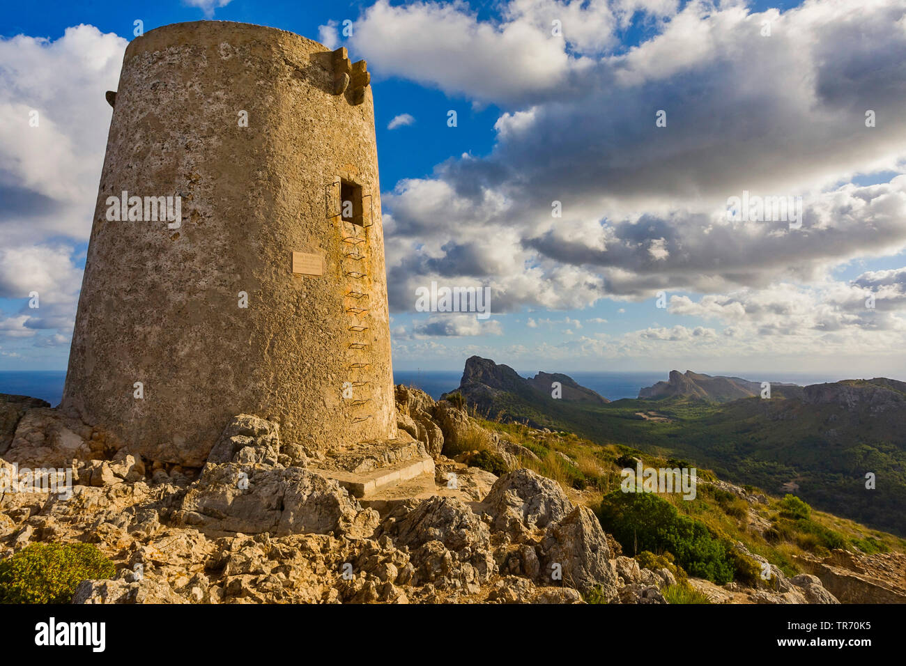 Storica torre difensiva Capo Formentor, Isole Baleari Spagna, Maiorca Foto Stock