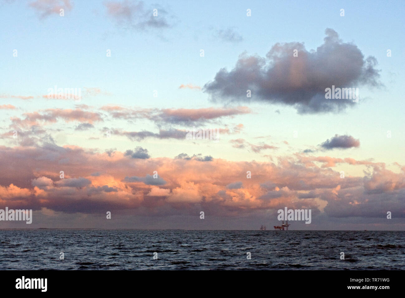 Cielo nuvoloso sopra il mare del Nord con offshore-rig, Paesi Bassi Foto Stock