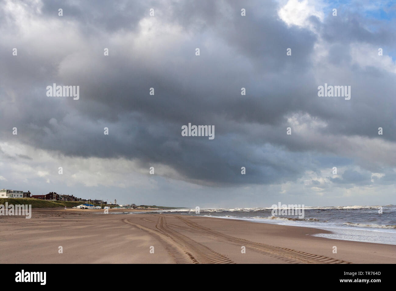 Cielo scuro sulla spiaggia di Katwijk aan Zee in estate, Paesi Bassi, South Holland, Katwijk aan Zee Foto Stock