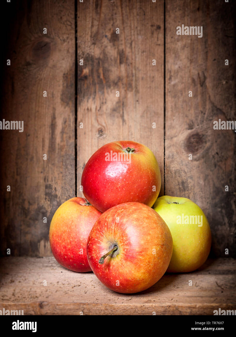 Natale; pila di mele sullo sfondo di tavole in massello Foto Stock