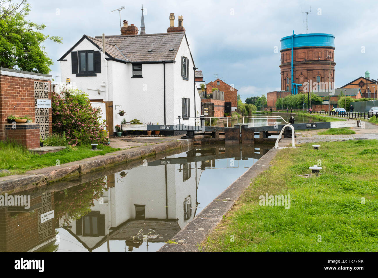 Hoole lane serratura e San Donato water tower a fianco del Shropshire Union Canal, CHESTER Inghilterra England Regno Unito. Maggio 2019 Foto Stock