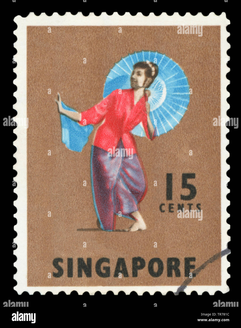 SINGAPORE - circa 1968: marrone Colore francobollo stampato in Singapore con l immagine di una donna malay ballerino in tradizionale costume nativo e ombrello. Foto Stock