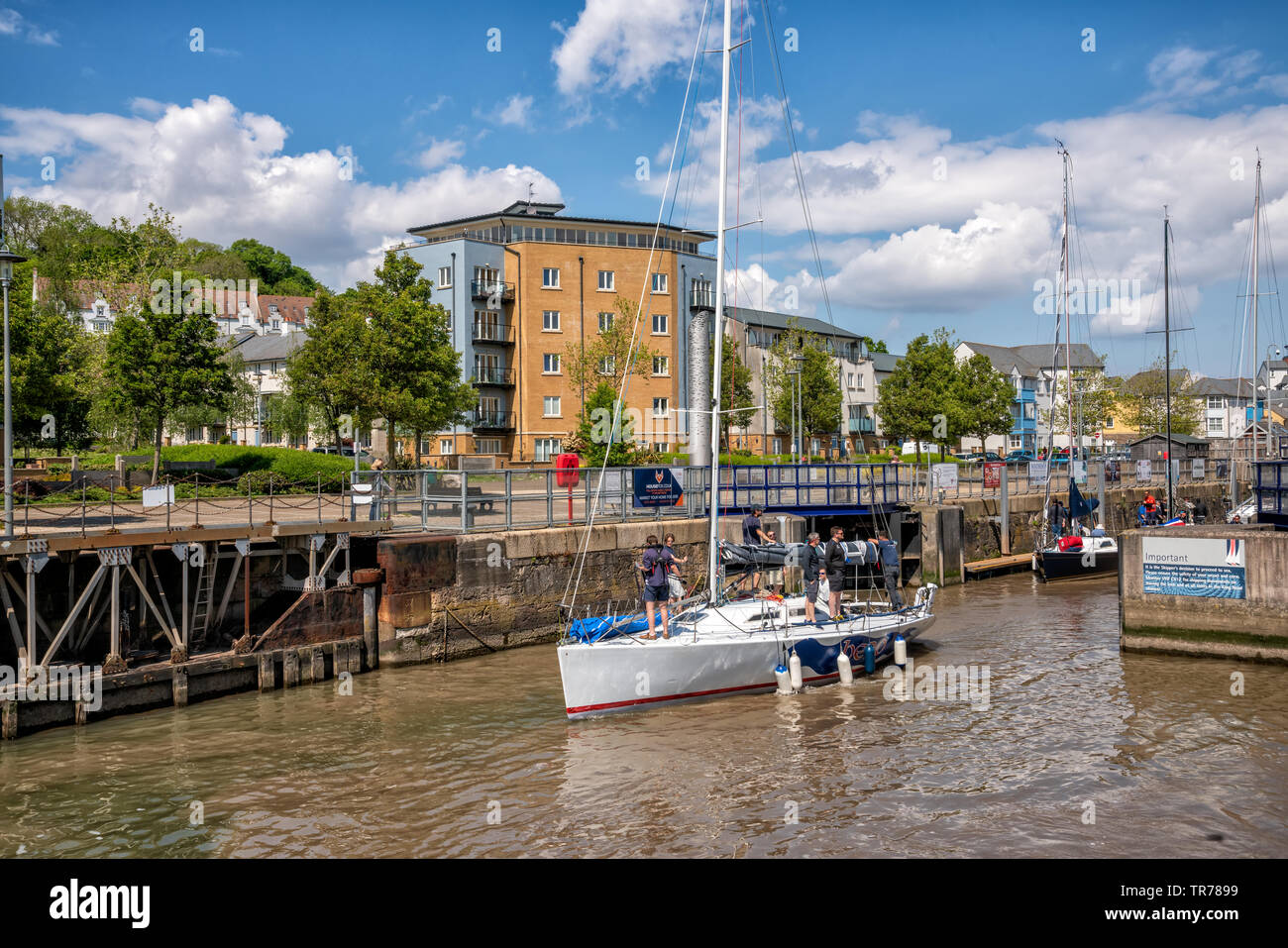 Portishead Marina, Yacht Marina entrando attraverso l'ingresso cancelli di blocco, North Somerset, Regno Unito Foto Stock