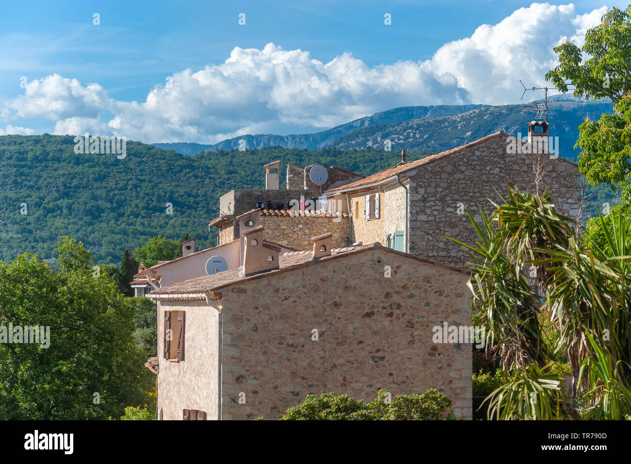 Townscape con edifici tipici, Saint-Cezaire-sur-Siagne, Alpes-Maritim, Provence-Alpes-Côte d'Azur, in Francia, in Europa Foto Stock