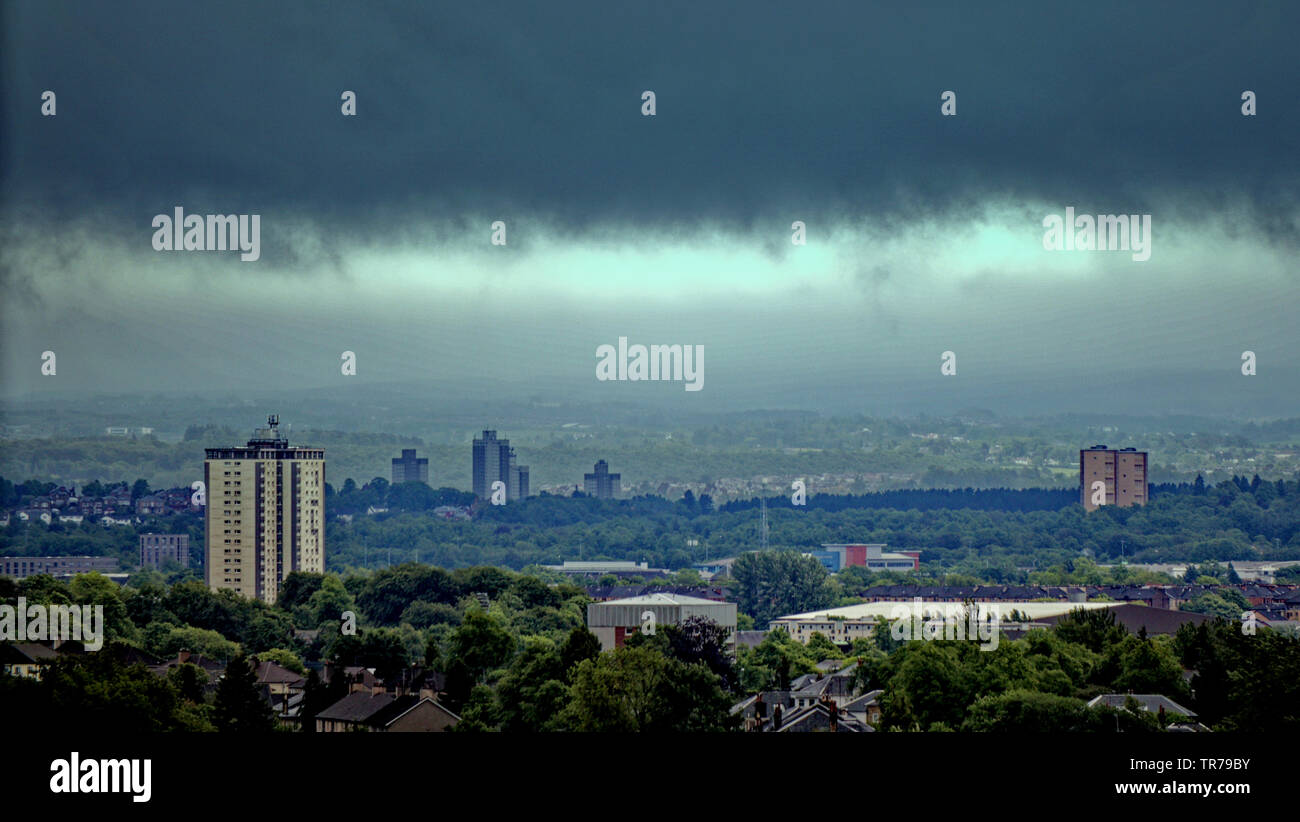 Glasgow, Scotland, Regno Unito. Il 30 maggio 2019. Regno Unito: Meteo a sud della città Bellahouston Park soffre un clima umido come pioggia e nebbia perpetuare il giorno con infausto nuvole nere overhead. Credito: gerard ferry/Alamy Live News Foto Stock