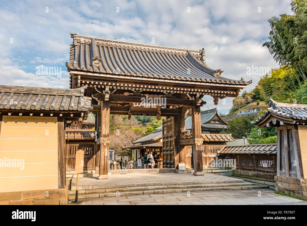 Dalla porta di Somon al Tempio di Kencho-ji, Kamakura, Kanagawa, Giappone Foto Stock